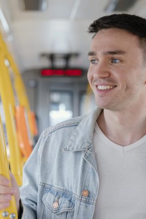 jovem-viajando-de-onibus-urbano